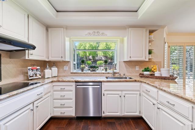 3338 Marsh Hawk Court, Pleasanton CA: https://media.crmls.org/mediaz/55c66134-bf8d-4b14-84d3-da4ebe2088ab.jpg