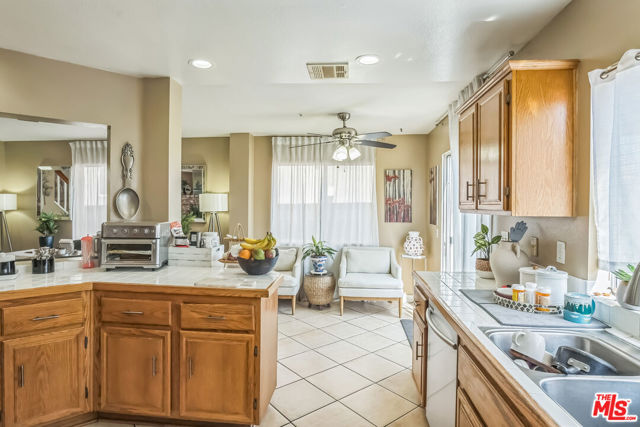 16230 Trailwinds Drive, Fontana CA: https://media.crmls.org/mediaz/55c68cb9-2396-4194-bcbe-899963d417c5.jpg