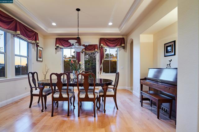 135 Diablo Ranch Ct, Danville CA: https://media.crmls.org/mediaz/55c772c2-083f-4aac-b40c-7ed1fcb0a795.jpg