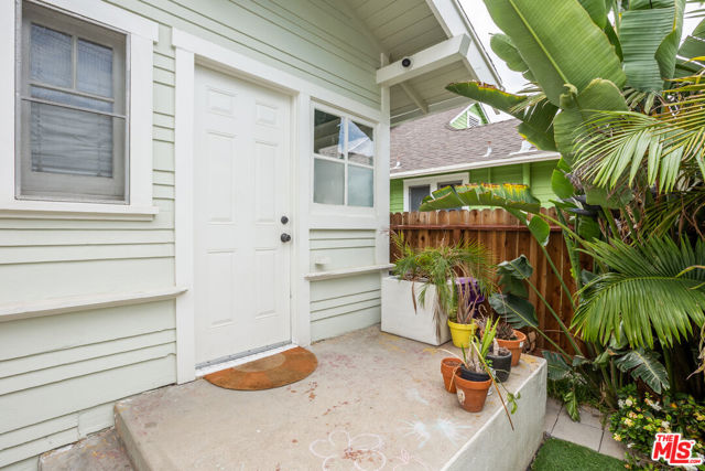732 N Toledo Walk, Long Beach CA: https://media.crmls.org/mediaz/55c8a97b-969f-4f47-b352-fc8060e0b86e.jpg