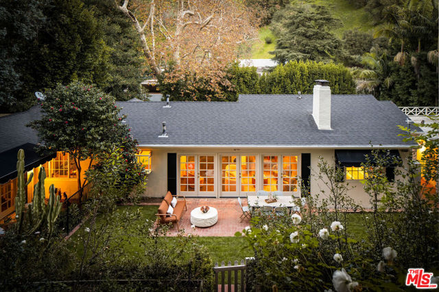 2533 Benedict Canyon Drive, Beverly Hills CA: https://media.crmls.org/mediaz/55ca3f1a-7594-4e4d-9196-7ab3383bf8bc.jpg