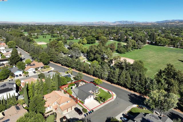 3211 Harvey Ct, Pleasanton CA: https://media.crmls.org/mediaz/55ca904a-a6bc-437b-ace8-e85f34b91f71.jpg