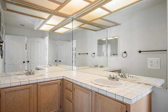 41950 Maryn Court, Palm Desert CA: https://media.crmls.org/mediaz/55ca9ed6-24d9-408d-9479-253e645a2460.jpg