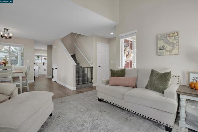 235 Pebblecreek Ct, Martinez CA: https://media.crmls.org/mediaz/55cbbcac-2654-48fa-8745-f82fc324ec38.jpg