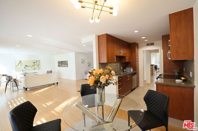 4407 Francis Avenue, Los Angeles CA: https://media.crmls.org/mediaz/55cc4805-aa0a-4da6-8b9c-d792359a0bc3.jpg
