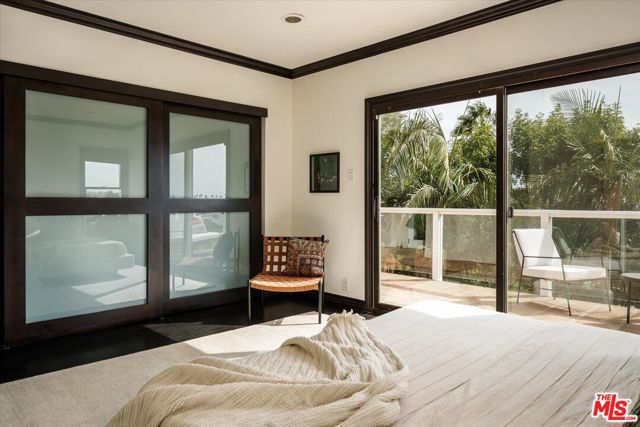 4189 Holly Knoll Drive, Los Angeles CA: https://media.crmls.org/mediaz/55cc4b60-a1de-42fa-a1b3-9510b5af758d.jpg