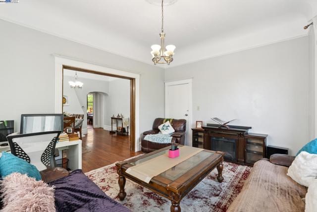1706 Fairview St, Berkeley CA: https://media.crmls.org/mediaz/55cc75ed-599e-49ee-8650-a1a2cea1edda.jpg