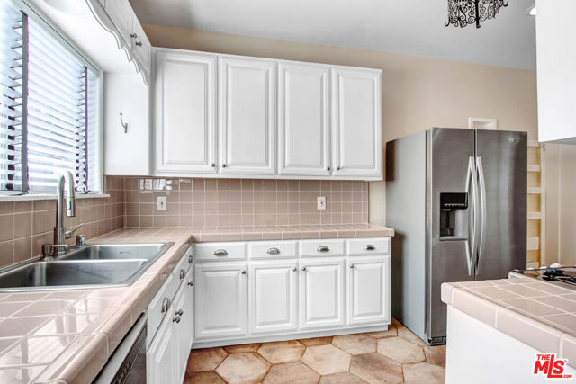 1020 Hi Point Street, Los Angeles CA: https://media.crmls.org/mediaz/55ccfc86-d81b-4b92-ae83-e61db7b61c26.jpg
