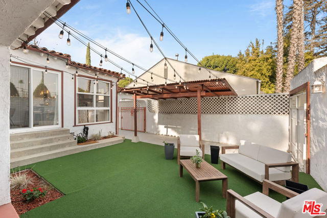 311 N Doheny Drive, Beverly Hills CA: https://media.crmls.org/mediaz/55cd2ca9-0814-4591-a28c-bd888ac0c1dd.jpg