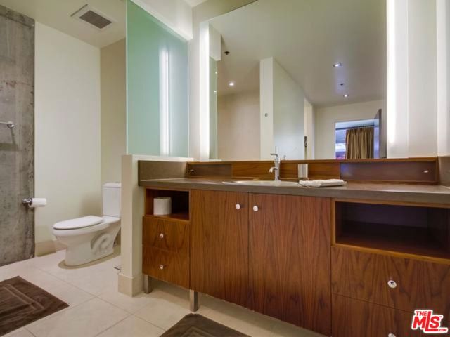 1100 S Hope Street, Los Angeles CA: https://media.crmls.org/mediaz/55cd86a7-5623-424b-8d26-6d0849dc68e2.jpg