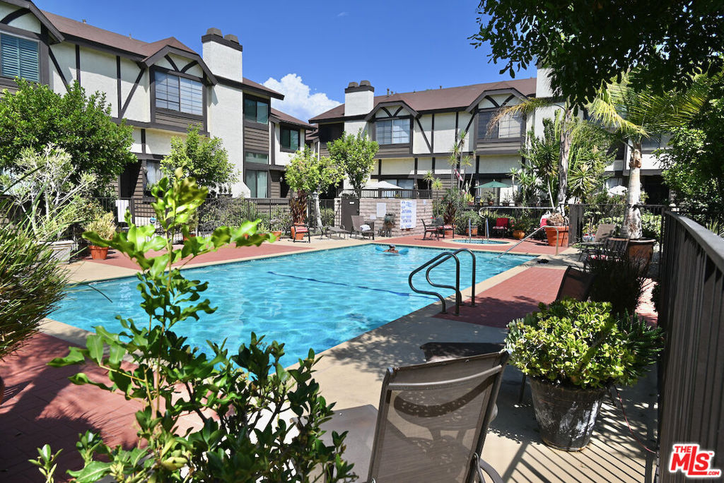https://media.crmls.org/mediaz/55ce41d6-d503-4ca8-9580-720593e34a1f.jpg?preset=X-Large