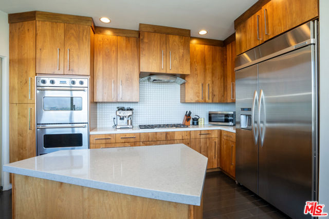3865 Buena Park Drive, Studio City CA: https://media.crmls.org/mediaz/55ce699c-7ed6-4276-a36a-5e38b371ed76.jpg