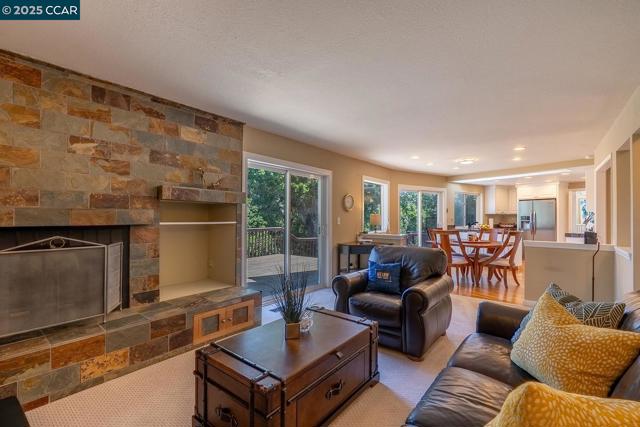 6082 Slopeview Ct, Castro Valley CA: https://media.crmls.org/mediaz/55cfb867-aad3-42ac-85a1-c60199541195.jpg