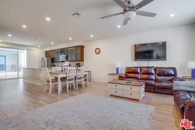 20619 Oakglen Lane, Winnetka CA: https://media.crmls.org/mediaz/55d14cc1-fb4c-4b13-9dae-9a6d7f8f1d66.jpg