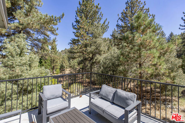 1712 Woodland Drive, Pine Mountain Club CA: https://media.crmls.org/mediaz/55d28992-97dc-4dc7-a4c7-7d47bc5d2750.jpg