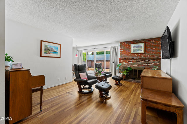 6449 Quakertown Avenue, Woodland Hills CA: https://media.crmls.org/mediaz/55d30e3b-694e-44f9-8fb1-2f7aa8b35adb.jpg