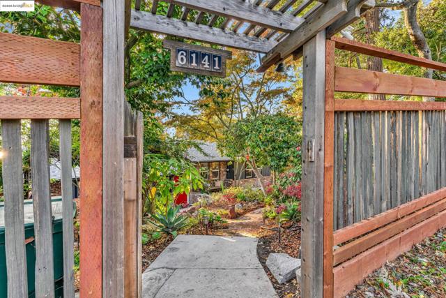 6141 Merriewood Dr, Oakland CA: https://media.crmls.org/mediaz/55d375c4-1582-4313-a553-ce31116c3a64.jpg
