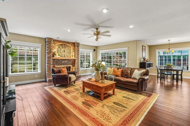 729 Montevino Dr, Pleasanton CA: https://media.crmls.org/mediaz/55d3d1c4-b102-4e4d-b760-e8a2413c7fdb.jpg