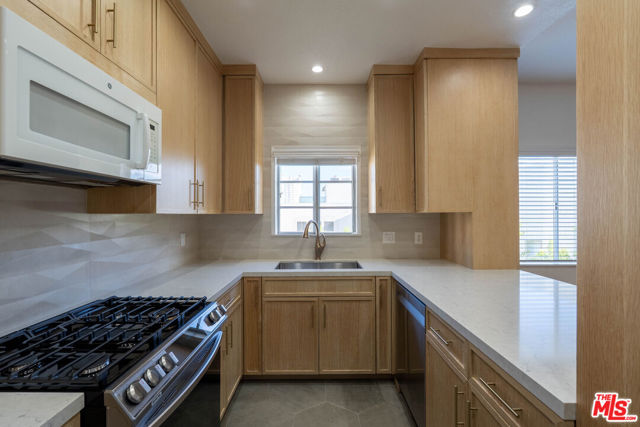 5135 Zelzah Avenue, 305 photo 11