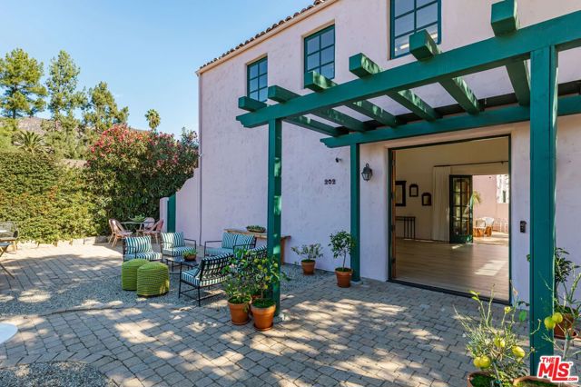202 Canada Street, Ojai CA: https://media.crmls.org/mediaz/55d48427-223a-49ac-88db-fbc7276012e1.jpg