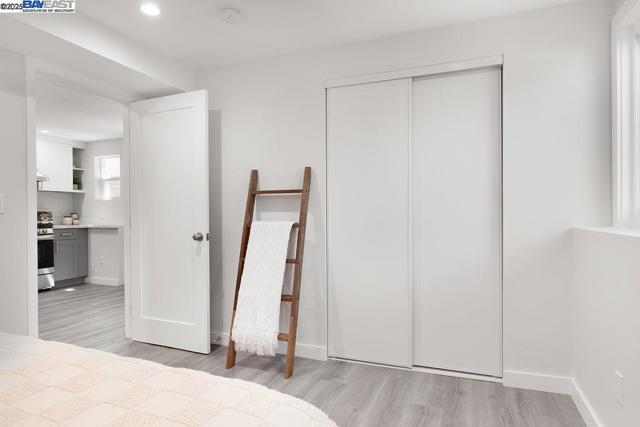 300 Somerset St, San Francisco CA: https://media.crmls.org/mediaz/55d62b9a-3375-4ab5-89a7-75e52556c5b6.jpg