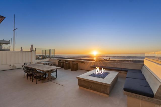 Detail Gallery Image 11 of 12 For 2016 Ocean Front, Del Mar,  CA 92014 - 4 Beds | 4 Baths