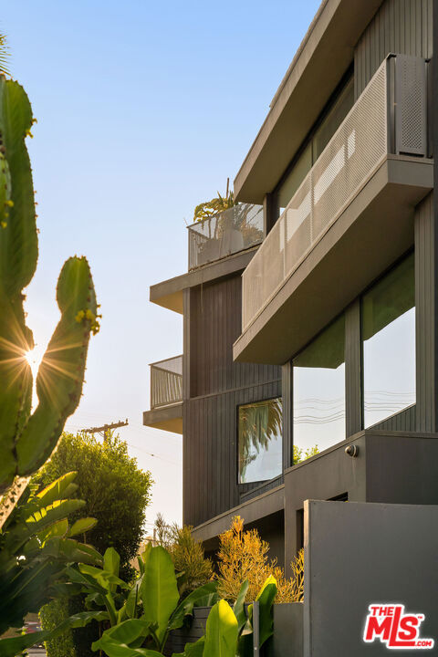 407 Rialto Avenue, Venice CA: https://media.crmls.org/mediaz/55d6606c-4eed-4571-8a3b-bf11a191331f.jpg