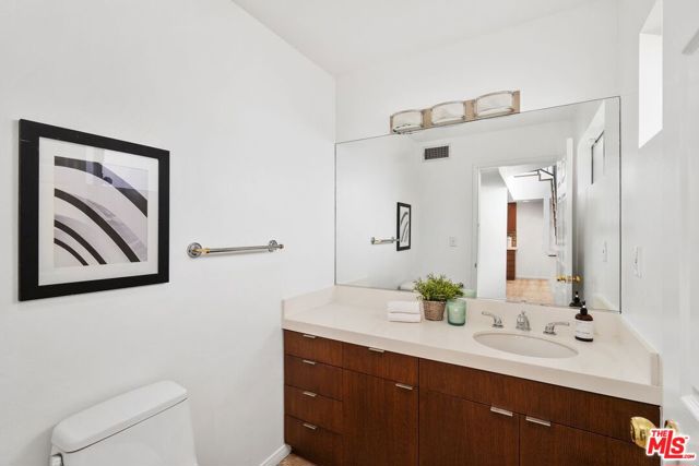 1240 24th Street, Santa Monica, California 90404, 3 Bedrooms Bedrooms, ,2 BathroomsBathrooms,Condominium,For Sale,24th,24400221