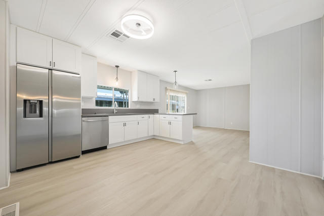 392 Standing Bear, Cathedral City CA: https://media.crmls.org/mediaz/55d788fc-833c-420b-a142-9b671ec7d71f.jpg