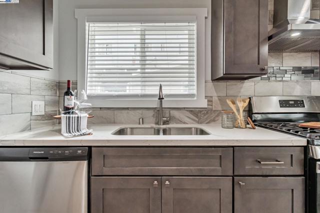 5444 Bancroft, Oakland CA: https://media.crmls.org/mediaz/55d7e23d-d6a1-4e87-924c-36358388ae25.jpg