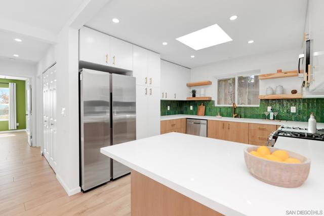 1129 Bonita Dr, Encinitas CA: https://media.crmls.org/mediaz/55d7f184-9901-4d19-9037-8d6c0c3ff6fb.jpg