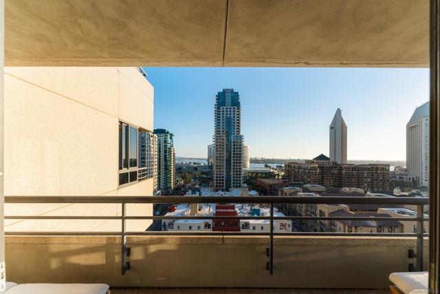 700 Front St, San Diego CA: https://media.crmls.org/mediaz/55d8ce0c-ddea-4a99-a3e4-df3283fc1003.jpg