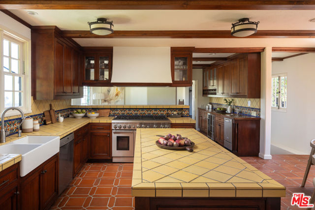 2311 Alto Oak Drive, Los Angeles CA: https://media.crmls.org/mediaz/55d95041-20e1-4ae3-9fe1-ec57a002855b.jpg