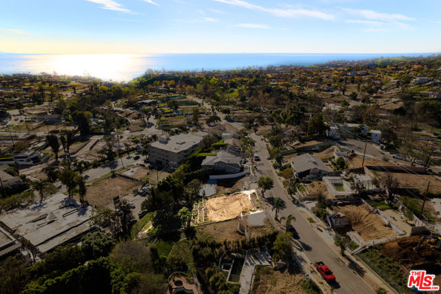 844 Las Lomas Avenue, Pacific Palisades CA: https://media.crmls.org/mediaz/55d960b5-b39e-491e-af40-d46248e6ec68.jpg