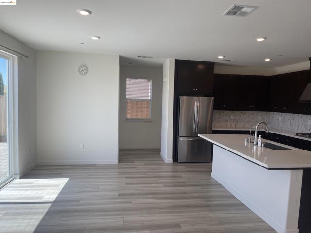 5444 Spring Mountain Ln, Antioch CA: https://media.crmls.org/mediaz/55da0aa3-c464-4128-972a-15e9ad56a47a.jpg