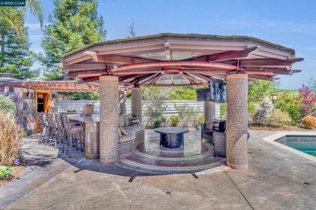 1121 Eagle Nest Ct, Danville CA: https://media.crmls.org/mediaz/55da2dcc-9f22-402c-8aea-164b39965a9d.jpg