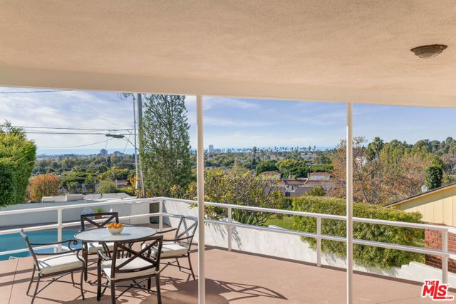 810 Franklin Street, Santa Monica CA: https://media.crmls.org/mediaz/55da7088-ac0b-4be2-980f-335736c5870d.jpg