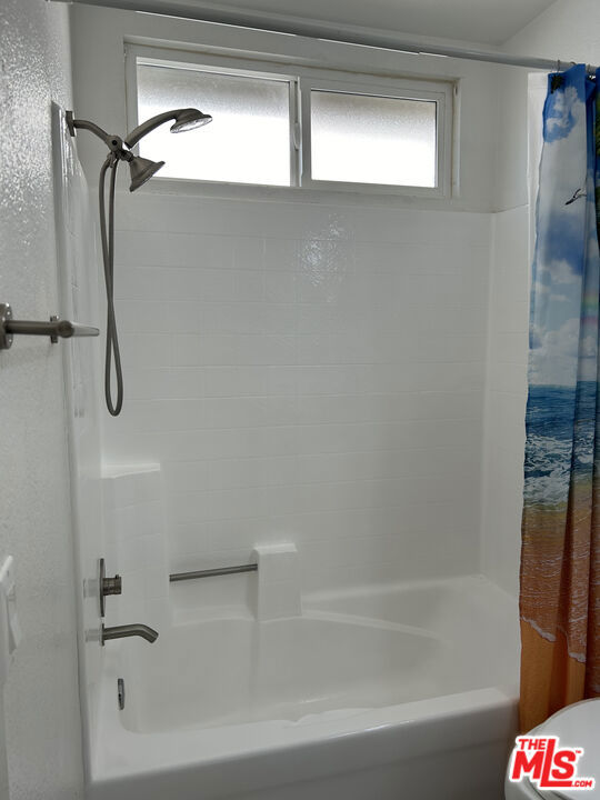 14179 Long View Drive, Fontana CA: https://media.crmls.org/mediaz/55db3784-858d-494f-bf0c-cb9ae7a2f52b.jpg