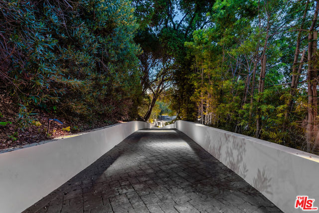 15941 Skytop Road, Encino CA: https://media.crmls.org/mediaz/55dbbcb3-31ae-4941-b865-4c258c23eec4.jpg