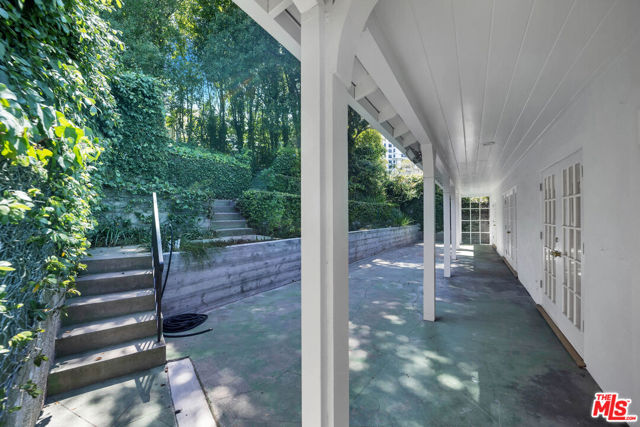 1231 Club View Drive, Los Angeles CA: https://media.crmls.org/mediaz/55dc5675-073b-4bd5-a79f-313f0caa5ba8.jpg
