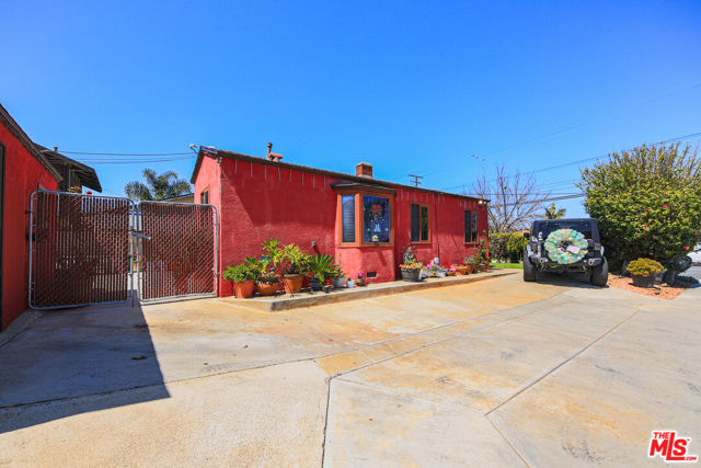 535 Hamilton Street, Costa Mesa CA: https://media.crmls.org/mediaz/55dd1848-d625-4a38-bb59-e6ae748794d7.jpg