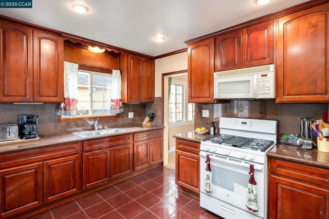 66 Murdock St, Richmond CA: https://media.crmls.org/mediaz/55dd407a-c3ac-4437-8254-2790e9e94e10.jpg