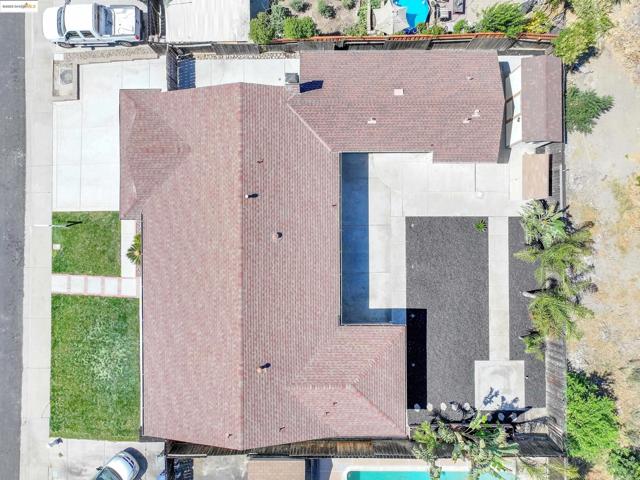 2086 Oakridge Ln, Pittsburg CA: https://media.crmls.org/mediaz/55dda343-2af0-43b2-bfa1-4710fee49280.jpg
