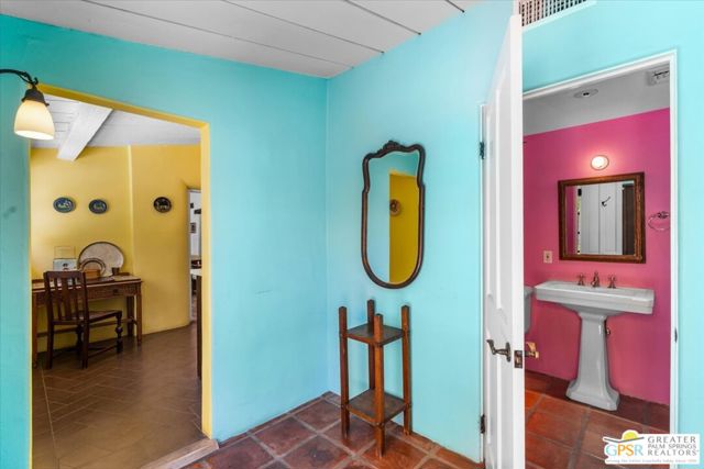 1011 E El Alameda, Palm Springs CA: https://media.crmls.org/mediaz/55ddbe36-1071-436e-bf38-4bfddb3c92ff.jpg