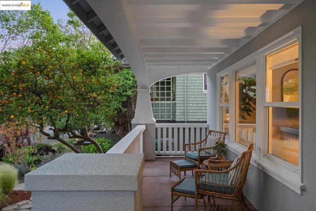 5490 Kales AVE, Oakland CA: https://media.crmls.org/mediaz/55dde828-26f4-4990-9242-712f72e9b952.jpg