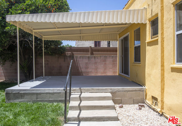 3220 W 78th Place, Los Angeles CA: https://media.crmls.org/mediaz/55de0b85-681f-4276-b5c7-d0c842e3c70e.jpg
