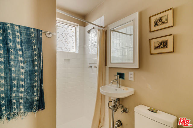 5163 Franklin Avenue, Los Angeles CA: https://media.crmls.org/mediaz/55de4880-f1de-4324-b1f6-26c4aa881a62.jpg