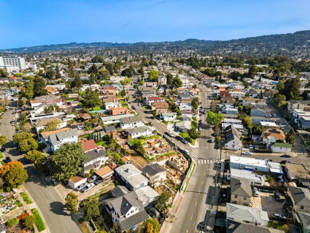 2523 23rd Avenue, Oakland CA: https://media.crmls.org/mediaz/55df2538-f979-4e79-9bb0-4b6de555d394.jpg