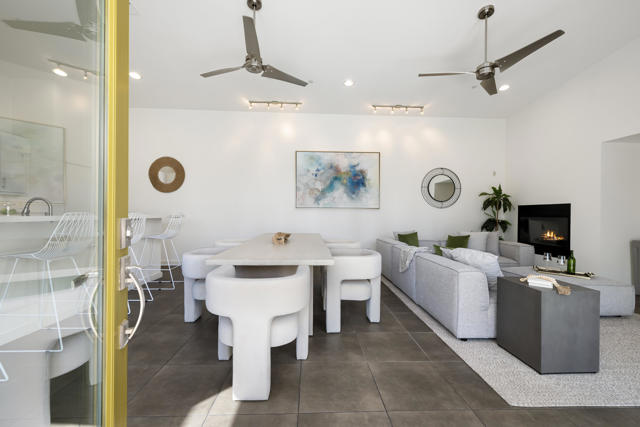 970 Oceo S Circle, Palm Springs CA: https://media.crmls.org/mediaz/55dfa487-94f4-4b94-a5d0-1847e88d3608.jpg