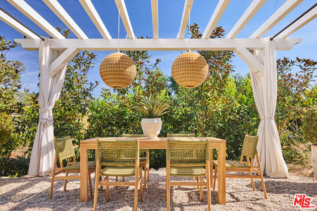 28830 Hampton Place, Malibu CA: https://media.crmls.org/mediaz/55e09948-7f95-499e-8073-702f0bef4868.jpg